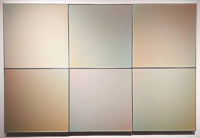 2층 전시장에 나온 윤종주 작가의 ‘시간을 품다’ 연작 중 일부.