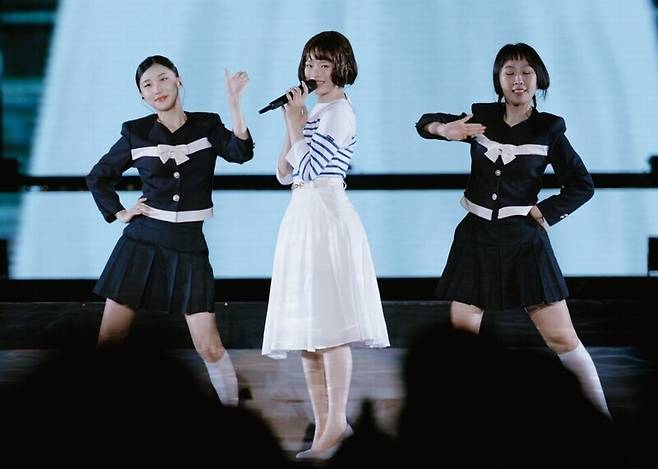 뉴진스의 하니가 지난달 26일 일본 도쿄돔에서 ‘푸른 산호초’를 부르고 있다. 어도어 제공