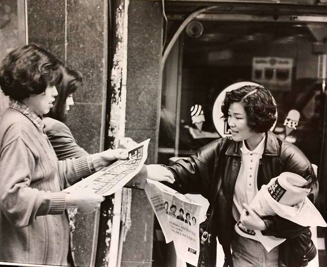 1992년 10월, 이진숙 전 문화방송(MBC) 기자가 서울시내 거리에서 <언론노보> 170호를 시민들에게 나눠주고 있다. 문화방송 노동조합 제공