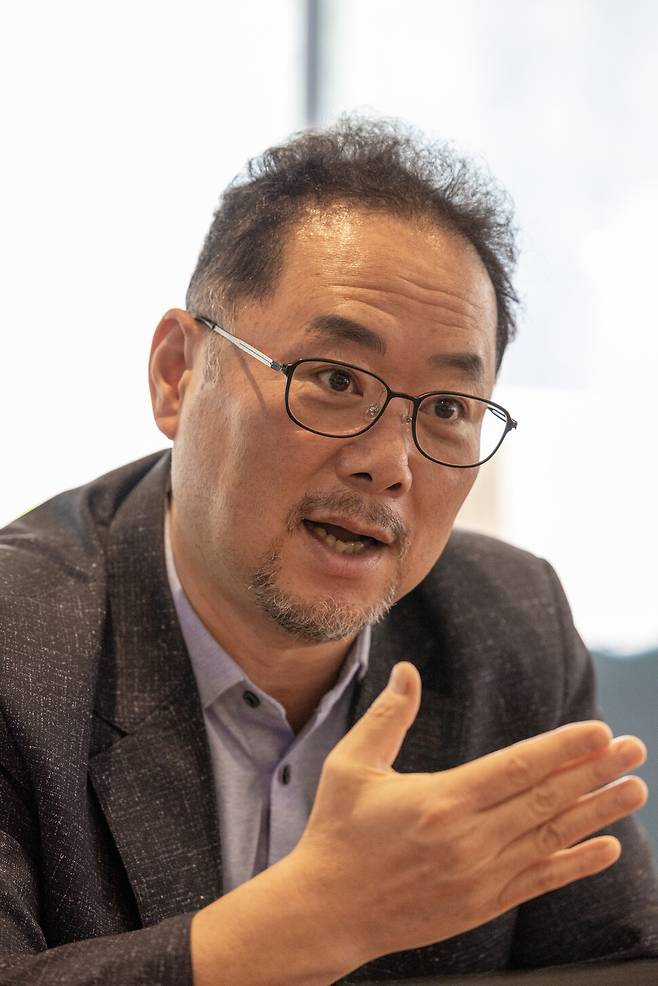 박성제 전 MBC 사장이 <한겨레21>과의 인터뷰에서 윤석열 정부의 방송장악과 관련해 설명하고 있다. 박승화 선임기자 eyeshoot@hani.co.kr