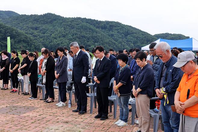 진혼제 참가자들이 묵념하고 있다.