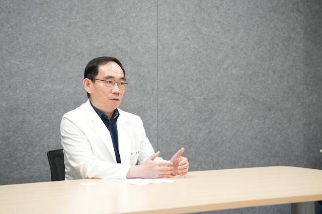 김광일 분당서울대병원 노인병내과 교수는 "일반 고혈압 환자 대부분은 약을 잘 복용하고 있지만 심뇌혈관 질환 위험 인자를 가진 '고위험 고혈압' 환자는 약을 제대로 먹는 사람이 절반도 되지 않아 합병증에 노출될 위험이 높다"고 했다. 분당서울대병원 제공