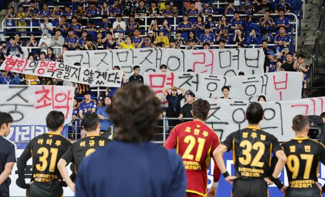 10일 오후 울산 문수축구경기장에서 축구 국가대표팀 감독으로 내정된 울산 HD 홍명보 감독이 광주FC와의 경기 후 자신을 비판하는 걸개가 내걸린 서포터스석을 바라보고 있다. 울산=연합뉴스