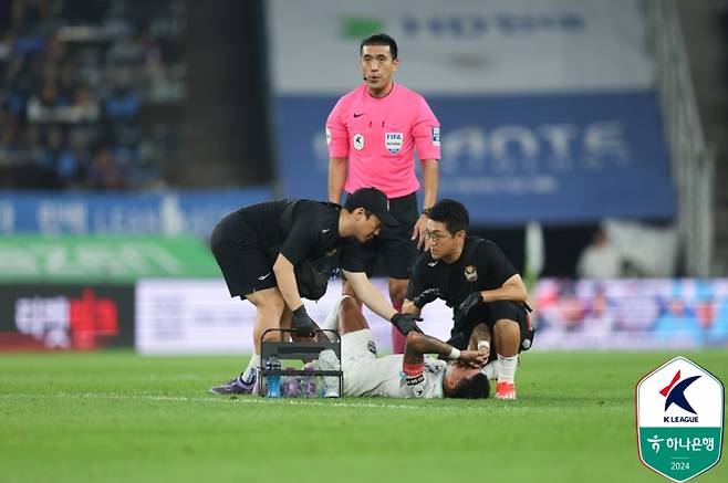 FC서울 제시 린가드가 13일 울산 HD전에서 부상으로 쓰러져 치료를 받고 있다. 사진=프로축구연맹