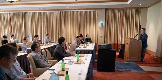 유영상 SK텔레콤 대표가 12일(현지시간) 미국 실리콘밸리에서 열린 'K-AI 얼라이언스' 연례행사 '유나이트 2024'에서 오프닝 스피치를 하는 모습. 사진 SK텔레콤