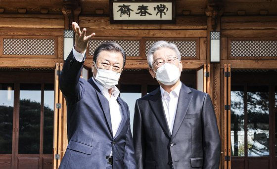 2021년 10월 26일 문재인 당시 대통령이 청와대 상춘재에서 더불어민주당 이재명 대통령 후보와 인사하고 있다. 청와대 사진기자단
