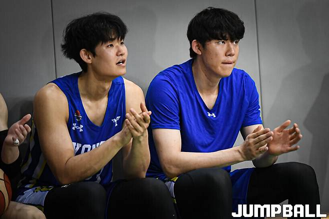 ▲ 발목을 다친 연세대 2학년 강지훈(사진 오른쪽)