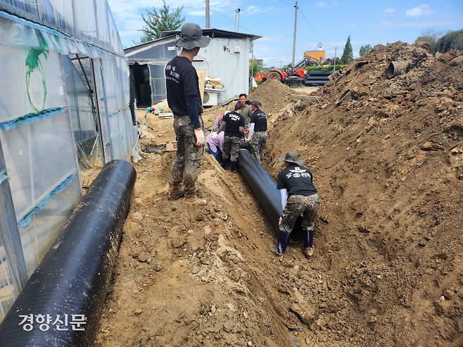 구슬땀 흐르는 복구 작업 제203여단과 제32보병사단 군 장병들이 14일 충남 논산시 연무읍 황화정리에서 최근 집중호우로 파손된 수로를 복구하는 작업을 벌이고 있다.