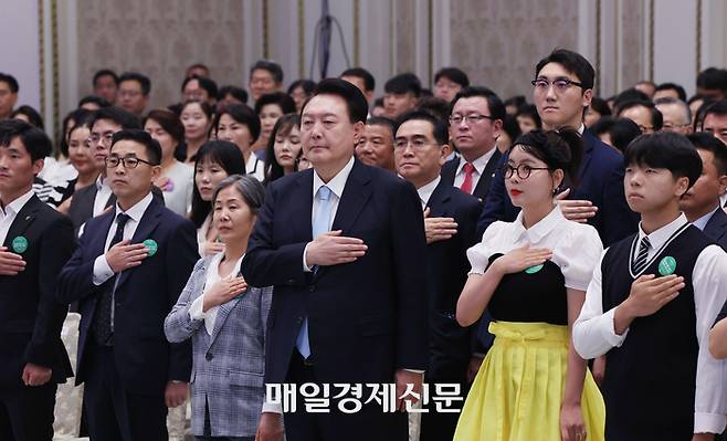 14일 ‘제1회 북한이탈주민의 날 기념식’이  청와대 영빈관에서 열린 가운데 윤석열 대통령이 국민의례를 하고 있다.  [이승환 기자]