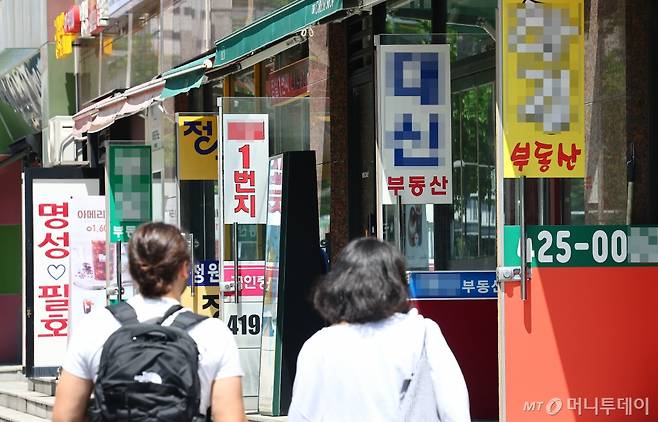 [서울=뉴시스] 김근수 기자 = 10일 부동산 사무실 앞으로 시민들이 지나가고 있다. 2024.07.10. ks@newsis.com /사진=김근수