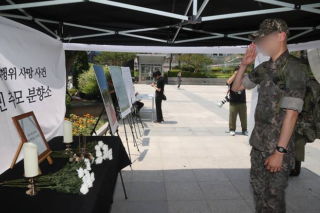 서울 용산역 광장에 마련된 육군 12사단 훈련병 시민 추모 분향소에서 한 장병이 경례하며 고인을 추모하고 있다. [연합]