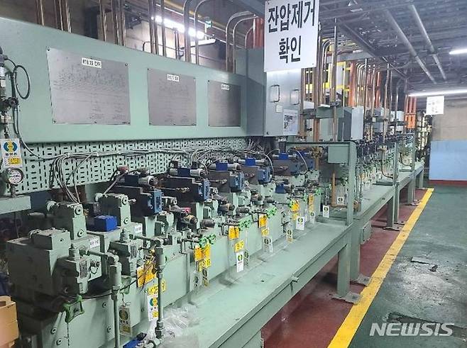 [포항=뉴시스] 송종욱 기자 = 포스코 포항제철소가 스마트 설비 관리 시스템 'PIMS'를 활용해 설비 관리와 생산성 향상에 크게 이바지하고 있다. 사진은 포항제철소의 Slab 생산 압연 Roll 유압 시스템에 압력 발신기 센서 38개 설치 사진. (사진=포스코 제공) 2024.07.14. photo@newsis.com