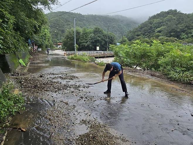 [대구=뉴시스] 대구 동부경찰서는 집중호우 취약지역에 대한 안전사고를 사전에 차단하기 위해 총력 대응했다. (사진=대구 동부경찰서 제공) 2024.07.14. photo@newsis.com *재판매 및 DB 금지