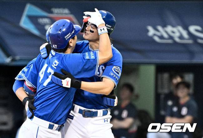 [OSEN=잠실, 조은정 기자]14일 오후 서울 잠실야구장에서&nbsp;2024 신한 SOL Bank KBO리그 두산 베어스와 삼성 라이온즈의 경기가 열렸다.이날 홈팀 두산은 발라조빅을, 방문팀 삼성은 이승현을 선발 투수로 내세웠다.7회초 2사 1,2루 삼성 강민호가 다시 앞서가는 좌월 쓰리런 홈런을 날린 뒤 이재현, 구자욱의 환영을 받고 있다. 2024.07.14 /cej@osen.co.kr