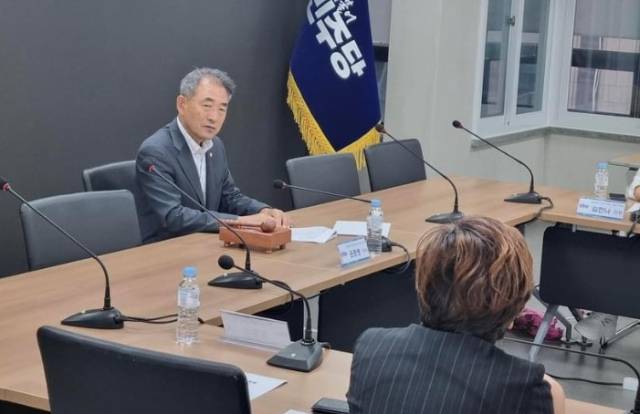 ▲윤준병 재선의원은 전북 상당수 지역에 극한호우로 쏟아져 막대한 피해를 입었던 지난 10일 오후 6시 30분부터 자신의 지역구인 정읍시와 고창군 출신 전북도의원 4명과 함께 전주의 모 한우식당에서 술을 곁들인 회식을 했다. 사진의 좌측이 윤준병 의원 ⓒ윤준병 의원 페북 캡처