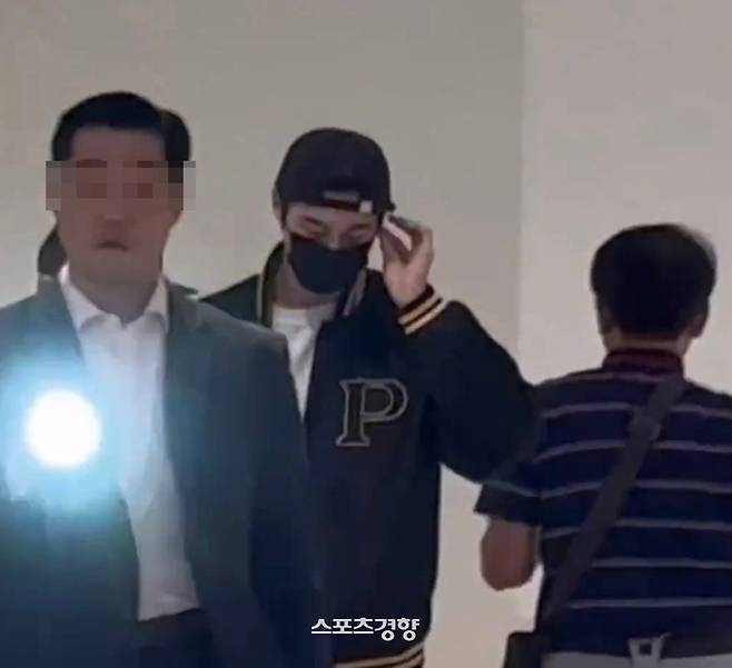 변우석을 경호하는 업체 직원이 과잉 경호로 논란이 일자 해당 업체 대표가 사과 입장을 내놨다. 사회관계망서비스 캡처