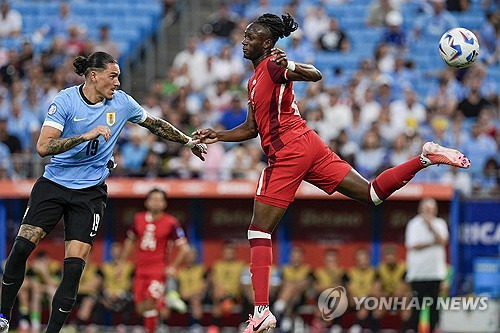 한국이 외면했던 사령탑 제시 마치 감독이 캐나다 축구대표팀에 부임하고 처음 참가한 메이저 대회인 코파 아메리카에서 돌풍을 일으키며 최종 4위를 차지했다. 캐나다는 14일(한국시간) 우루과이와의 2024 코파 아메리카 3·4위 결정전에서 선제골을 실점하고 역전하는 데 성공했으나 후반 막바지 통한의 동점골을 실점, 연장전에서 패배하면서 아쉽게 4위를 차지했다. 사진 연합뉴스