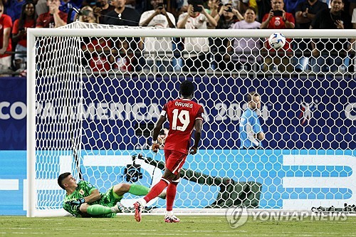 캐나다 축구대표팀의 에이스인 알폰소 데이비스가 중요한 경기에서 대형사고를 쳤다. 팀의 승패를 좌우할 수 있는 승부차기에서 다섯 번째 키커로 나선 데이비스가 택도 없는 파넨카킥을 시도해 승부차기를 실축, 패배의 원흉이 되고 말았다. 캐나다는 우루과이와 2-2 접전을 벌인 끝에 승부차기로 승패를 갈랐는데, 이날 후반전 교체 투입돼 승부차기 다섯 번째 키커로 나선 데이비스는 황당한 파넨카킥으로 승부차기를 실축했다. 사진 연합뉴스