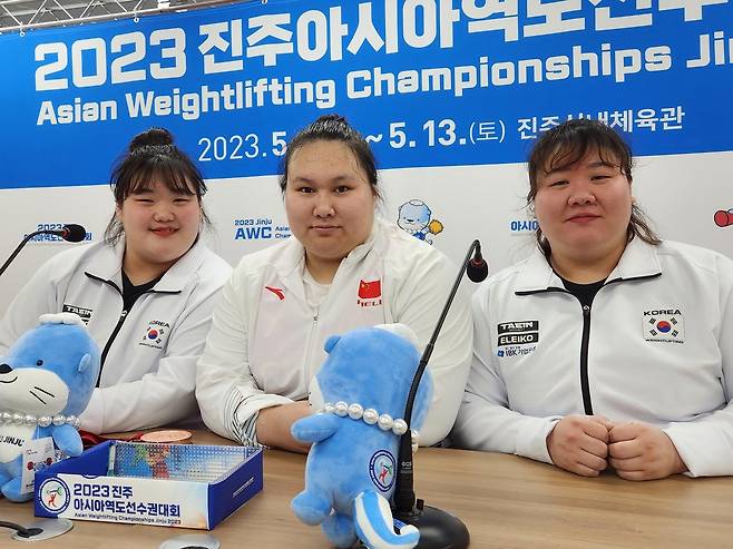 2023 진주아시아역도선수권 여자 최중량급 메달리스트 (진주=연합뉴스) 하남직 기자 = 13일 진주체육관에서 열린 2023 진주아시아역도선수권 여자 87㎏ 이상급에서 메달을 딴 박혜정(2위), 리원원(1위), 손영희(3위·왼쪽부터)가 기념 촬영을 하고 있다. 2023.5.14 photo@yna.co.kr