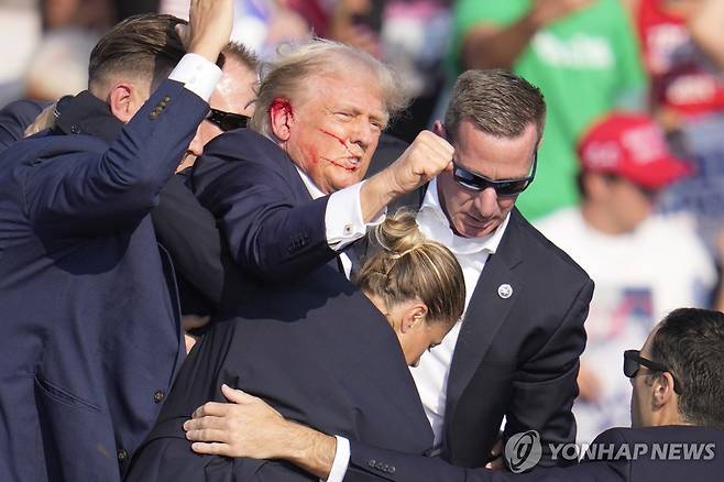 유세 중 발생한 총격에 긴급히 대피하는 트럼프 전 미국 대통령 [AP=연합뉴스]