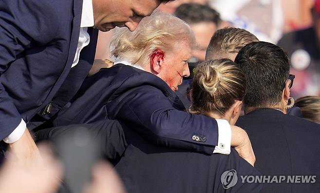 유세 중 발생한 총격에 긴급히 대피하는 트럼프 전 미국 대통령 [AP=연합뉴스]