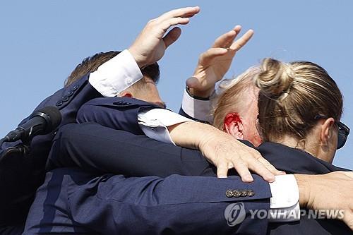 피 보이는 트럼프 전 대통령 귀  [버틀러[펜실베이니아주] AFP=연합뉴스. 재판매 및 DB 금지]