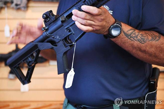 미국 총기가게에서 판매되는 AR-15 계열 반자동 소총 [AFP 연합뉴스자료사진. 재판매 및 DB 금지. 해당 기사와 직접 관계 없음]