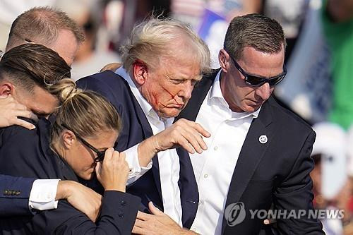 총격 당한 트럼프 전 미국 대통령을 대피시키는 경호요원들  (버틀러·AP=연합뉴스)