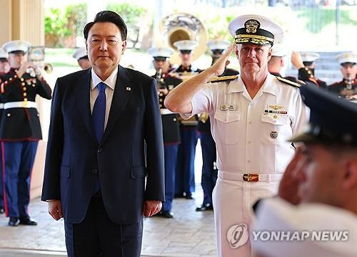 미국 인도·태평양 사령부 방문, 윤석열 대통령 국민의례  윤석열 대통령이 2024년 7월 9일(현지시간) 미국 하와이 캠프 H. M. 스미스의 인도·태평양 사령부를 방문, 의장 행사에서 사무엘 파파로 미국 인도·태평양 사령관과 함께 미국 국가 연주를 듣고 있다. [연합뉴스 자료사진]