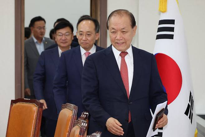 국민의힘 황우여 비상대책위원장과 추경호 원내대표, 정점식 정책위의장이 15일 오전 서울 여의도 국회에서 열린 비상대책위원회의에 참석하고 있다. (사진=연합뉴스)