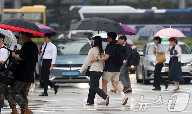 장맛비가 내리는 2일 부산 해운대구 벡스코 인근에서 우산을 쓴 시민들이 발걸음을 옮기고 있다. 2024.7.2/뉴스1 ⓒ News1 윤일지 기자