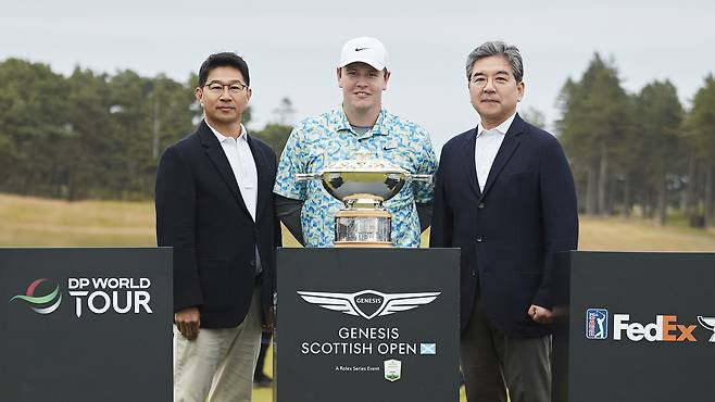 왼쪽부터 송민규 제네시스사업본부장 부사장, 로버트 매킨타이어장재훈 현대차 사장이 기념촬영을 하는 모습(현대차 제공)