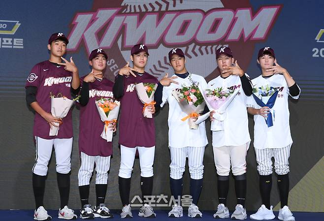 2023년 9월14일 서울 중구 웨스틴조선호텔 그랜드볼룸에서 진행된 2024 KBO 신인 드래프트에서 키움 히어로즈 지명 선수들이 기념촬영을 하고 있다. 사진  | 박진업기자 upandup@sportsseoul.com