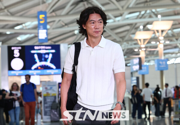 홍명보 신임 대한민국 축구국가대표팀 감독이 15일 오전 인천 중구 인천국제공항 제1여객터미널에서 외국인 국가대표 코칭스태프 선임 관련 업무차 출국을 하고 있다. 사진┃뉴시스