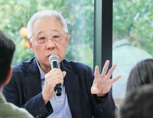 류진 한국경제인협회장이 지난 12일 제주 서귀포시 롯데호텔에서 열린 '2024 한경협 최고경영자(CEO) 제주하계포럼' 기간 열린 기자간담회에서 발언하고 있다.[사진제공=한경협]