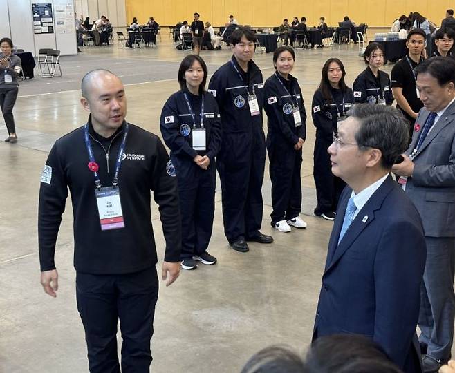 15일 부산 벡스코에서 열린 COSPAR 2024 전시회에서 김정균 보령 대표(사진 왼쪽)가 윤영빈 우주항공청장(우측에서 두번째)을 안내하고 있다. 사진=백종민 기자