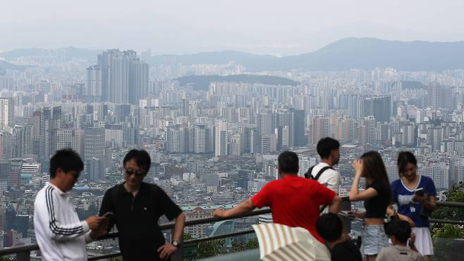 14일 오후 서울 남산에서 바라본 서울에 세워진 아파트와 건물들의 모습. 서울의 집값이 16주 연속 상승하면서 주택 공급이 수요를 따라가지 못하고 있다. /장련성 기자