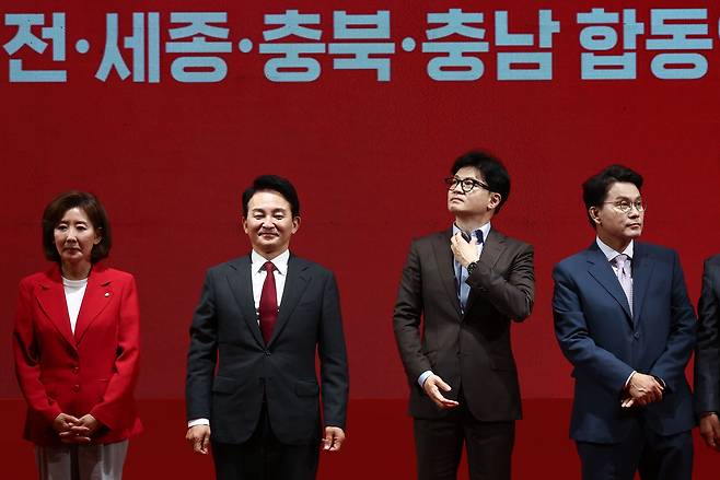 나경원(왼쪽부터)·원희룡·한동훈·윤상현 국민의힘 당대표 후보들이 15일 천안 서북구 유관순체육관에서 열린 대전·세종·충북·충남 합동연설회에서 기념촬영을 하고 있다./뉴스1