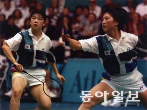 길영아(오른쪽)-장혜옥 조가 1996년 애틀랜타 올림픽 여자 복식에서 경기를 하고 있다. 동아일보 DB