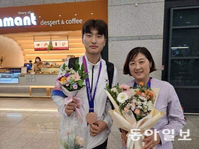 지난해 항정우 아시아경기에서 은메달을 딴 아들 김원호와 함께 공항에서 사진을 찍은 길영아 감독. 동아일보 DB