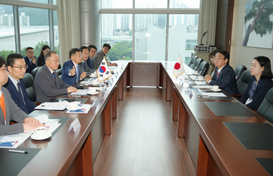 우주항공청은 15일 부산 벡스코에서 열린 '제45차 국제우주연구위원회 학술총회'에서 일본 JAXA와 양자회담을 가졌다. 우주항공청 제공