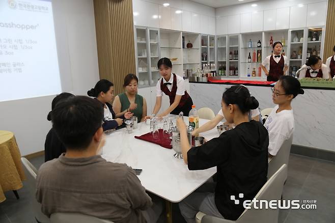 한국관광고등학교는 13일 다문화 학생과 학부모 20여명을 초대해 관광진로체험 프로그램을 운영했다.