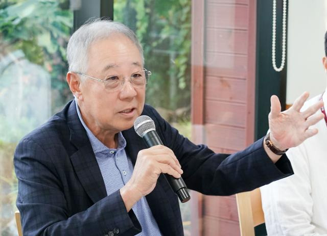 류진 한국경제인협회(한경협) 회장이 12일 제주 서귀포에서 열린 기자간담회에서 기자들의 질문에 답하고 있다. 한경협 제공