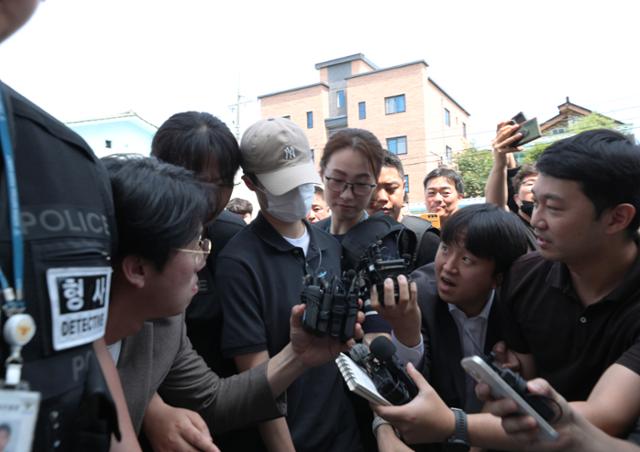 육군 12사단 훈련병 사망사건과 관련해 규정을 위반한 군기훈련(얼차려)을 실시한 혐의로 중대장(대위)이 지난달 21일 오전 강원 춘천지방법원에서 열린 구속 전 피의자 심문(영장실질심사)에 출석하기 위해 법정으로 향하고 있다. 춘천=연합뉴스