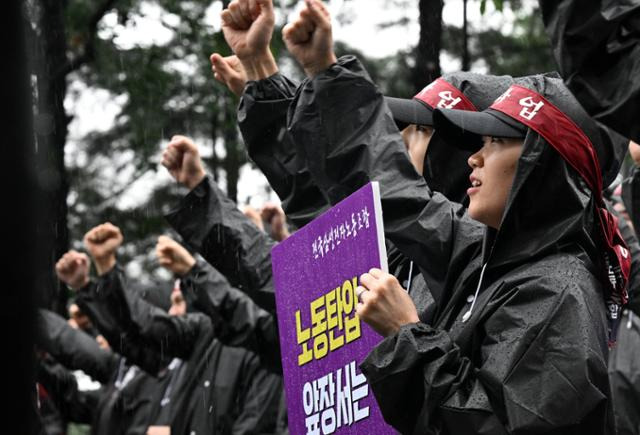 8일 경기 화성시 삼성전자 화성사업장 앞에서 열린 전국삼성전자노동조합 총파업 결의대회에서 조합원들이 구호를 외치고 있다. 화성=서재훈 기자