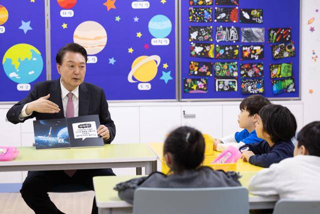 윤석열 대통령이 29일 늘봄학교를 운영 중인 경기도 화성시 아인초등학교를 방문해 일일 특별강사로 이 학교 1학년 학생들에게 우주와 로켓 관련 책을 읽어주고, 로켓 날리기 활동을 지도하고 있다. 대통령실 제공
