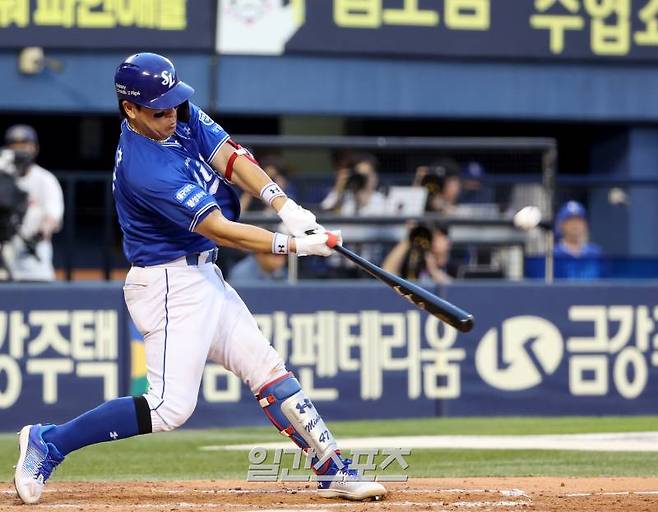 2024 KBO리그 프로야구 두산베어스와 삼성라이온즈의 경기가 14일 오후 서울 잠실야구장에서 열렸다. 7회초 2사 1,2루 강민호가 역전 스리런홈런을 치고 있다. 잠실=김민규 기자 mgkim1@edaily.co.kr /2024.07.14/