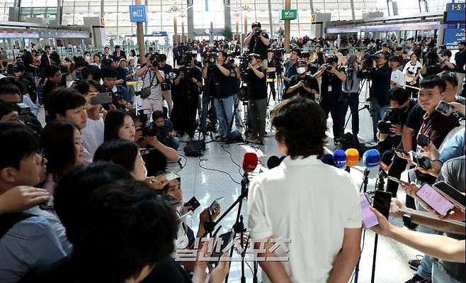 대한민국 축구대표팀 감독으로 선임된 홍명보 감독이 외국인 코치 선임 관련 출장차 유럽으로 출국하기 위해 15일 오전 인천국제공항에 도착해 인터뷰를 하고 있다.인천공항=김민규 기자 mgkim1@edaily.co.kr /2024.07.15/