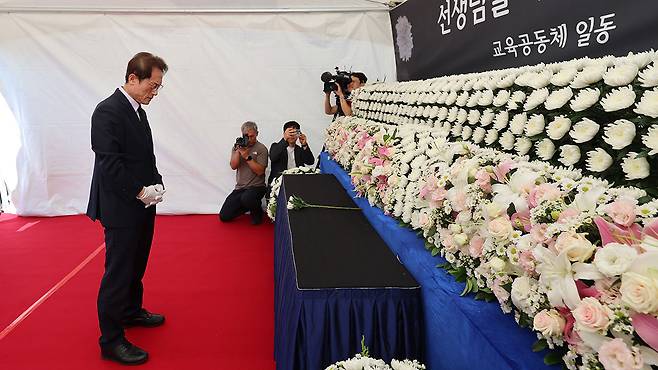 서이초 교사 추모 공간서 묵념하는 조희연 교육감 [사진 제공:연합뉴스]