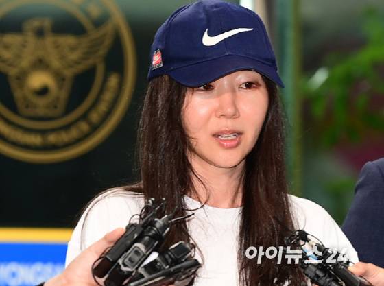 하이브로부터 업무상 배임 혐의로 고발당한 민희진 어도어 대표가 9일 오후 서울 용산구 용산 경찰서에서 첫 경찰 조사 마치고 나서고 있다. [사진=정소희 기자]